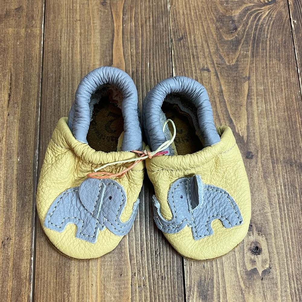 Starry Knight designs size 2 or 6 months elephant design leather crib shoes